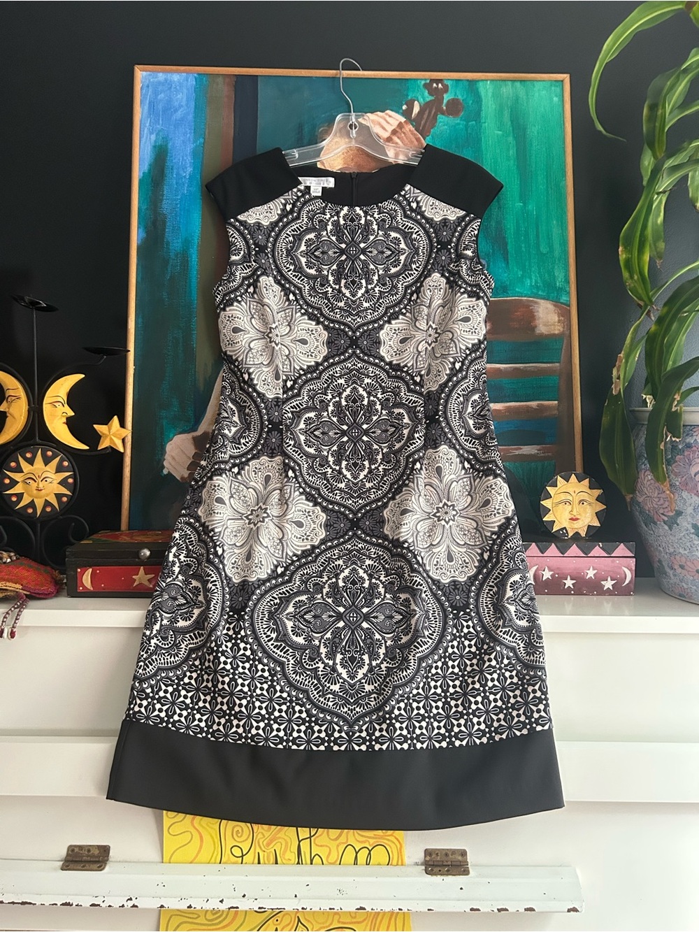 London Times Petites 10P Black White Medallion Print Shift Dress Retro Mod